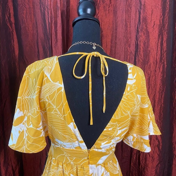 ✨BRAND NEW✨ Lulu’s yellow design maxi - Picture 4 of 5